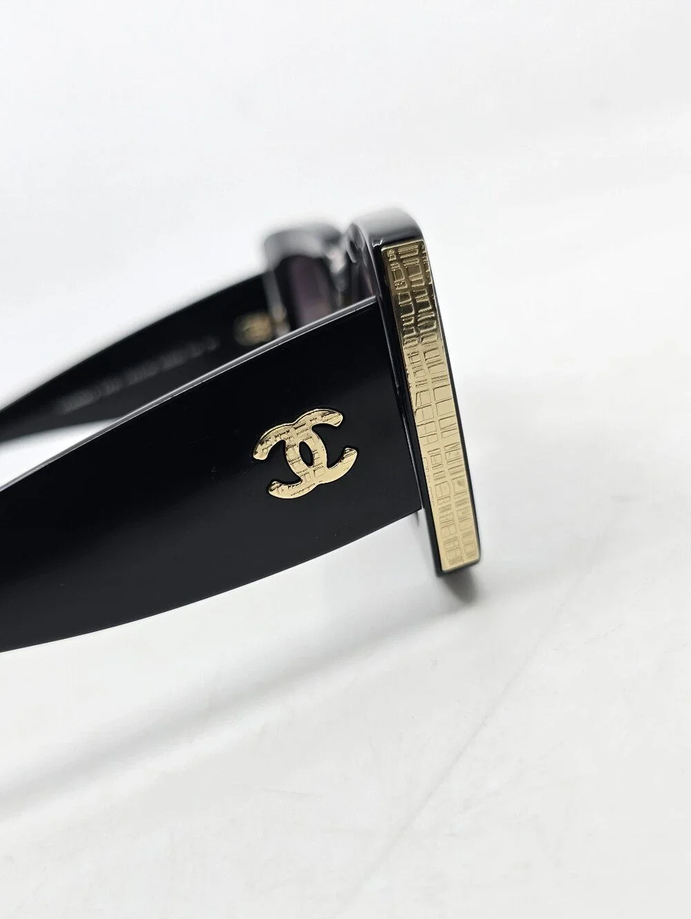 CHANEL good see